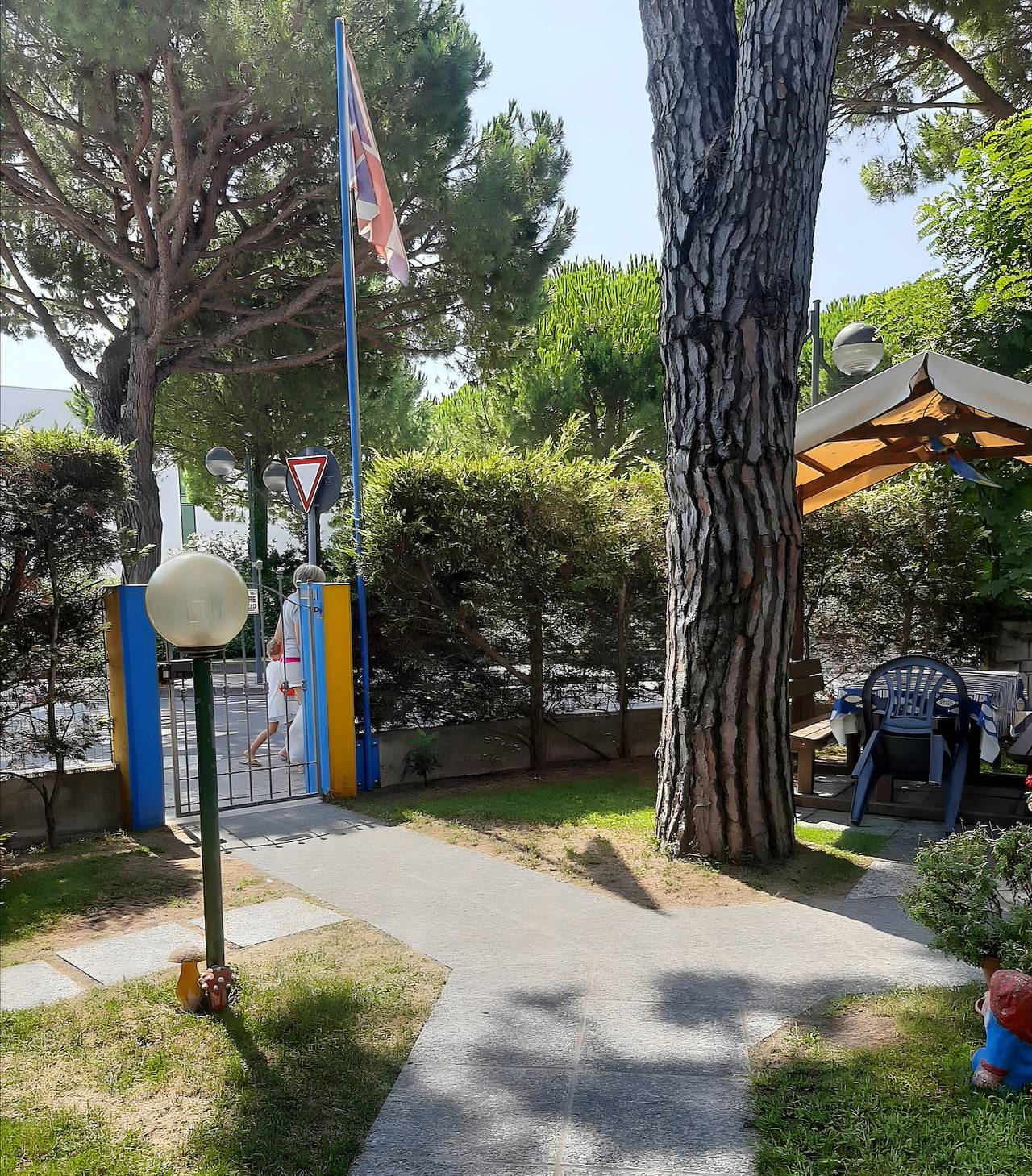 Appartamento intero, Appartamento 'Euroholiday Village 2A' con terrazza privata, giardino in comune e Wi-Fi in Lido di Jesolo, Jesolo