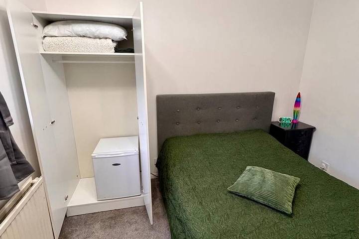 Room for rent with shared common areas in Luton, Chiltern Hills