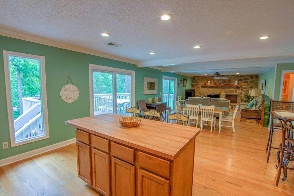 Almost There- Fire pit, dog friendly sleeps 6 in Smith Mountain Lake