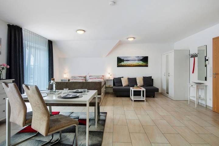 Ganzes Studio, Einzimmerapartment 'Mia' mit Bergblick, Balkon und Wlan in Ihrlerstein, Ostbayern