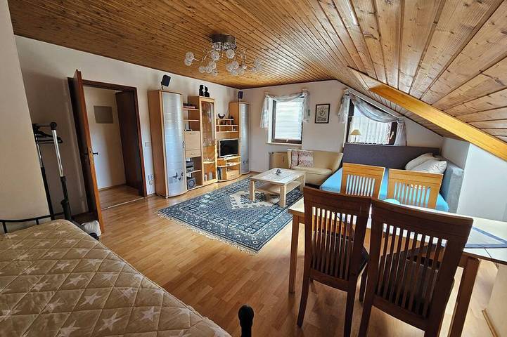 Ganze Wohnung, Komfortable Dachgeschoß-Ferienwohnung mit insgesamt 4 Räumen in München Ramersdorf, München