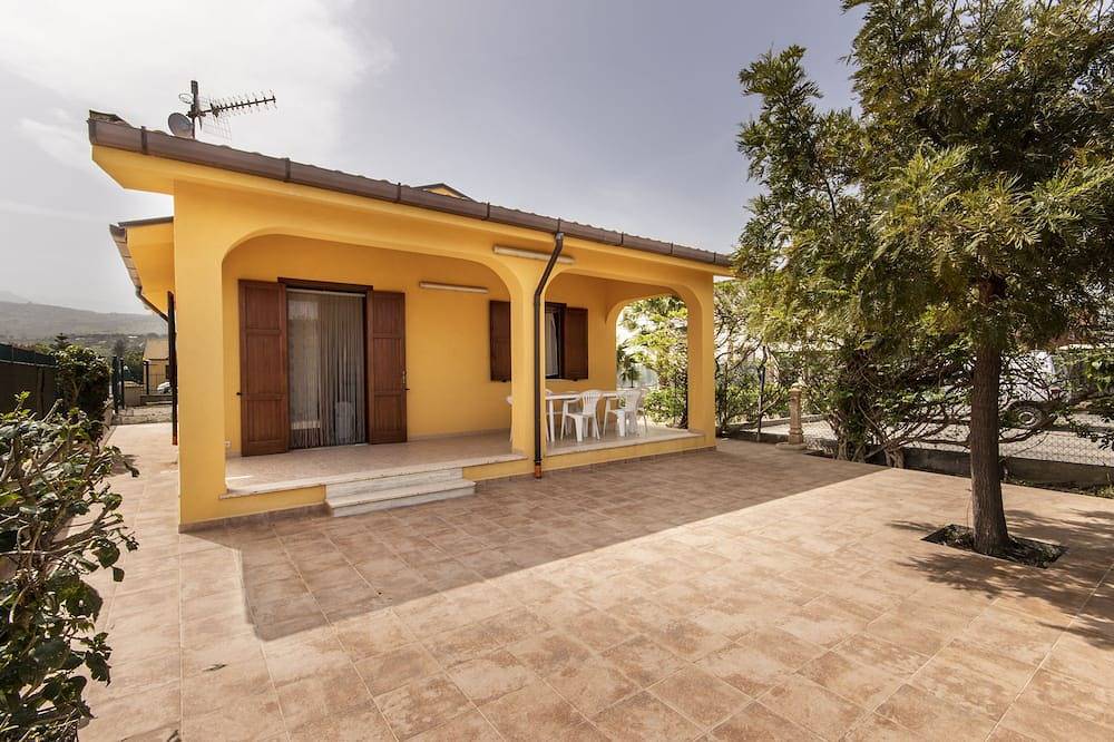 Villa independiente cerca del mar, vallada con jardín y parking interior. in Spiaggia (Campofelice di Roccella), Campofelice di Roccella