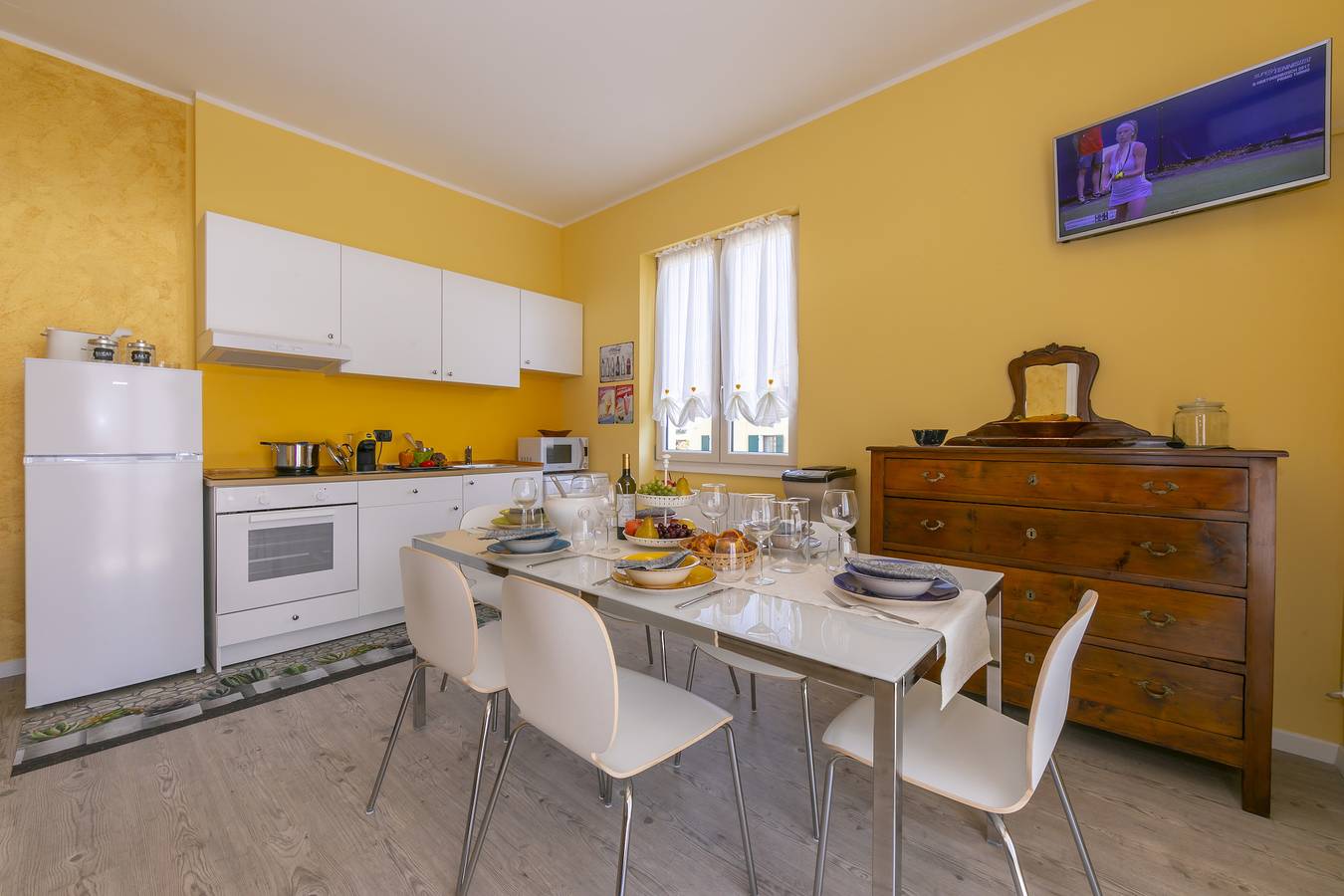 Entire apartment, La Maison Fleurie Appartamento Giglio in Desenzano del Garda, Garda Mountains