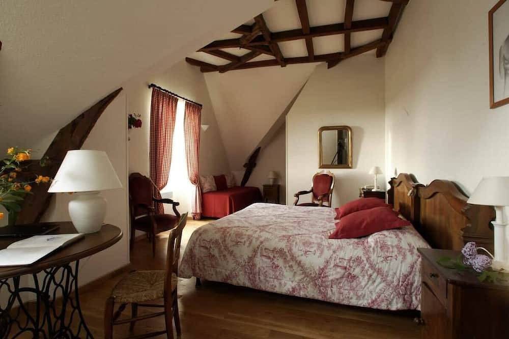 Domaine du Château la Rhue, grand espace, piscine in Rocamadour, Massif Central