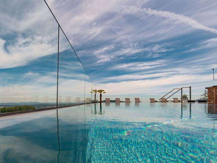 Hotel für 4 Personen, mit Balkon und Whirlpool sowie Garten und Pool in Attergau