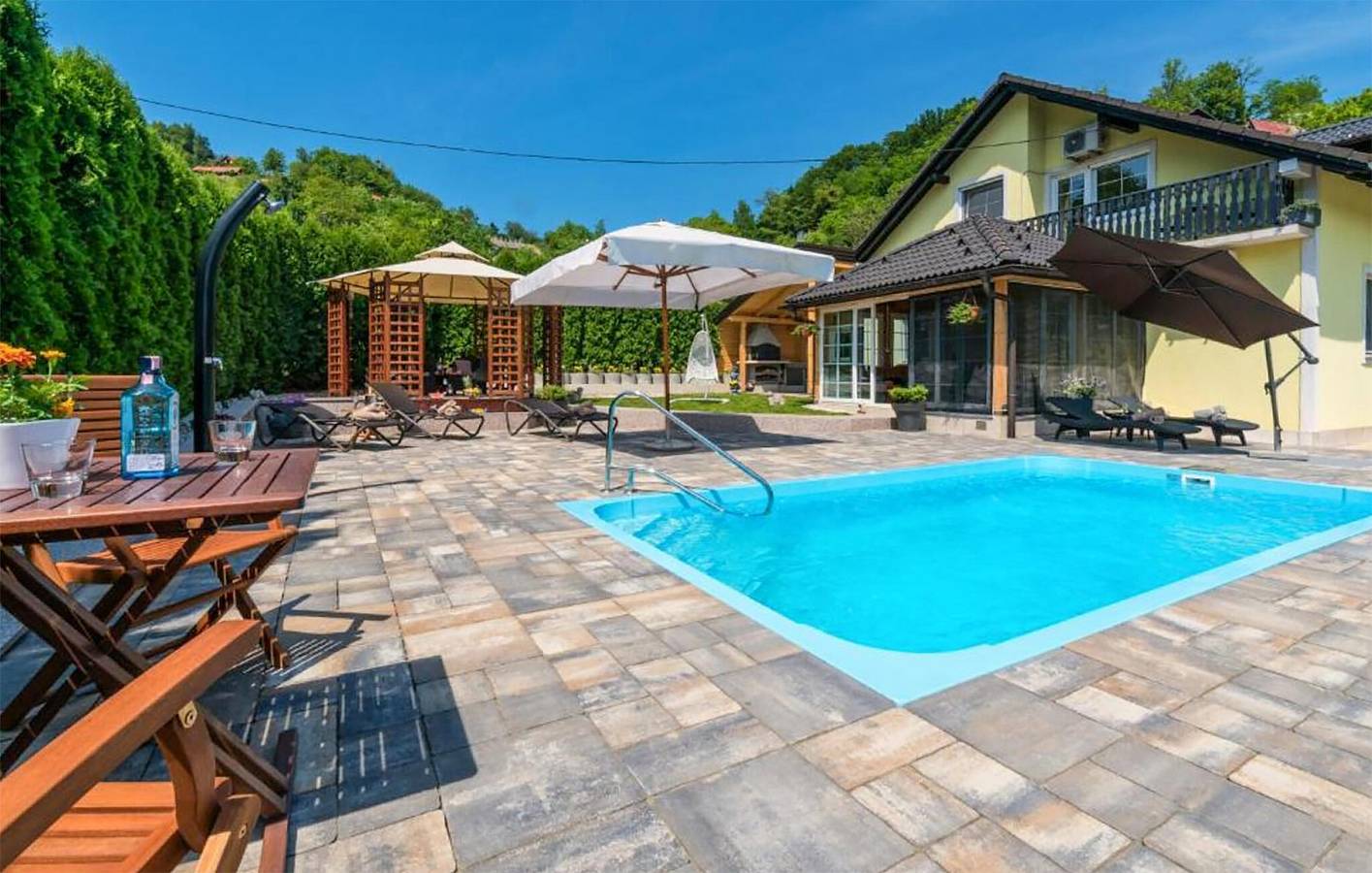 Geräumige 2-Zimmer-Wohnung mit Pool, WLAN, Terrasse und Parkplatz in Tuheljske Toplice, Krapina-Zagorje
