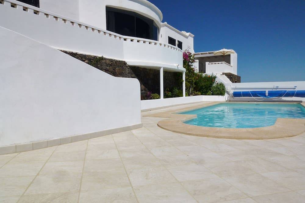 Private villa with stunning views and heated pool in Nazaret, Teguise
