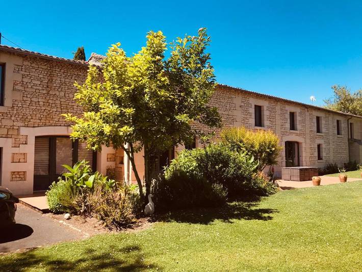 Chambre d’hôte pour 3 personnes, avec Jacuzzi et Terrasse ainsi que Jardin et Vue