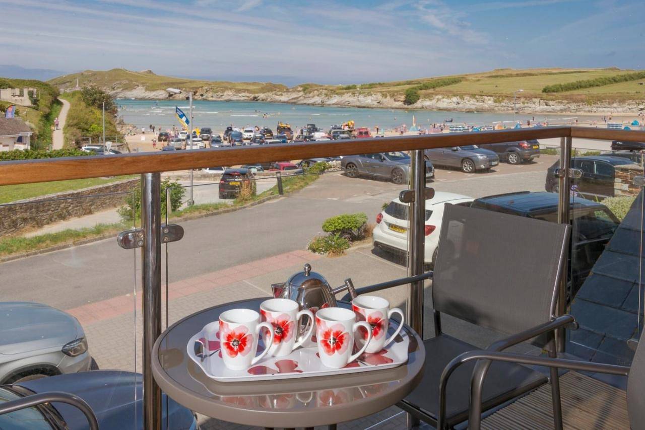 Entire apartment, Beach House Three-Bedroom Apartment with Sea View (Dog friendly) in Porth, Newquay