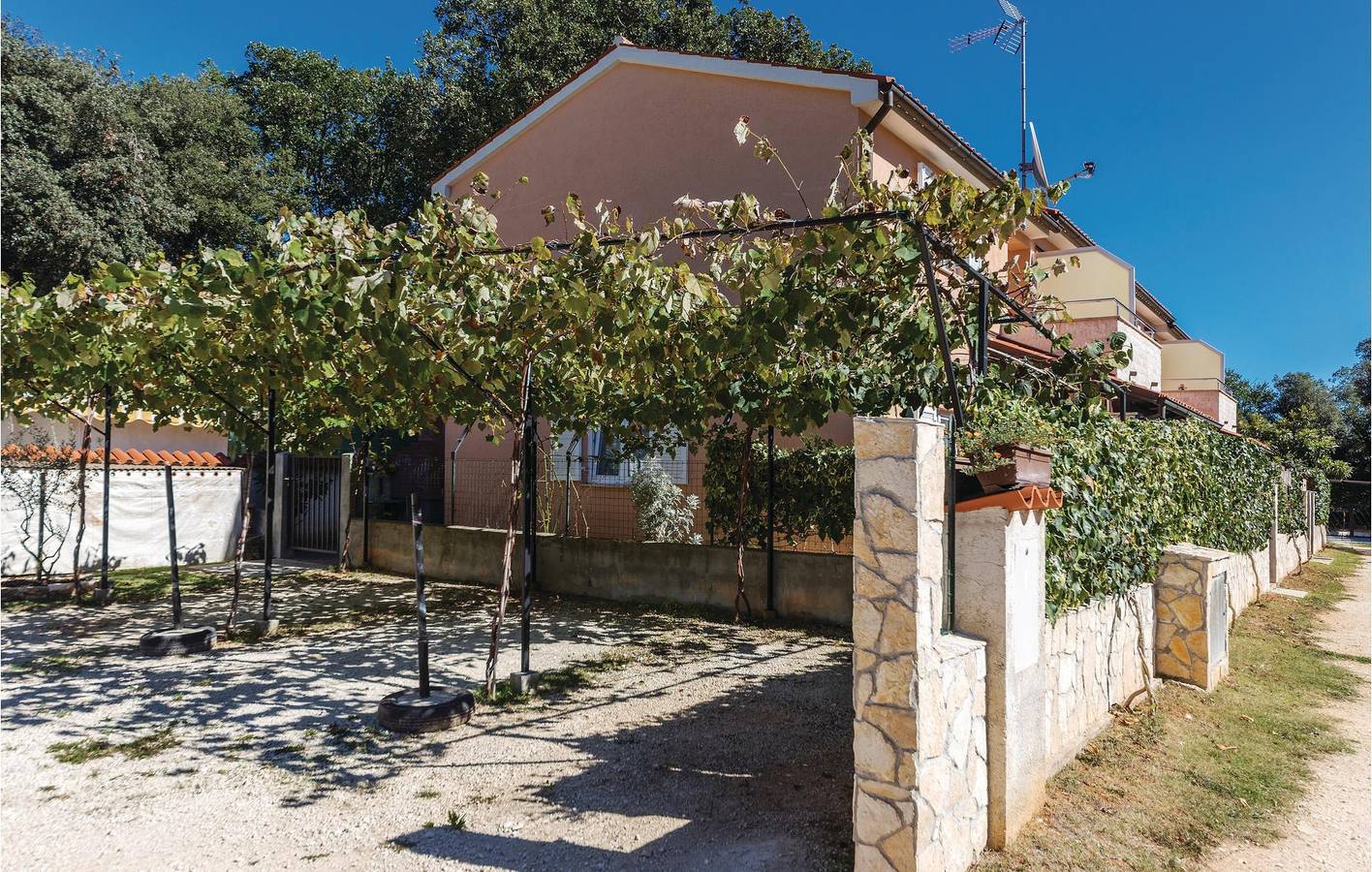 Ganze Ferienwohnung, Gemütliche Wohnung mit Terrasse, WLAN und 1 km zum Strand in Banjole, Südküste Istrien