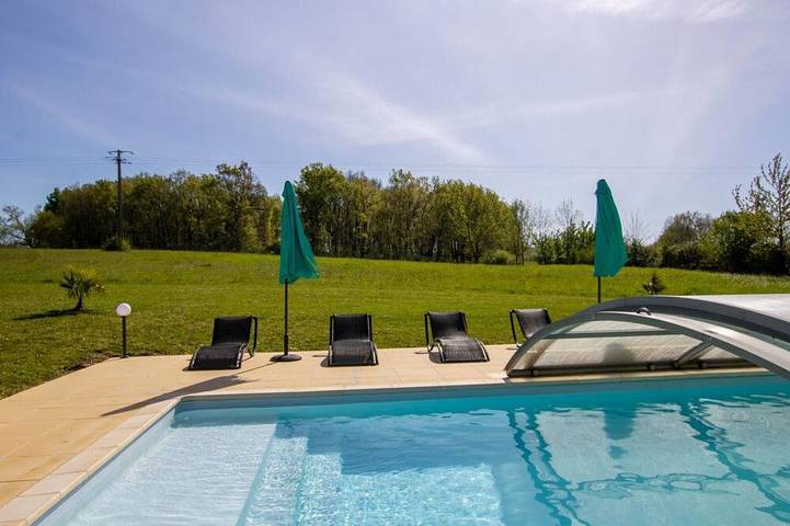Gîte pour 2 personnes, avec Terrasse ainsi que Jardin et Piscine à Naussannes