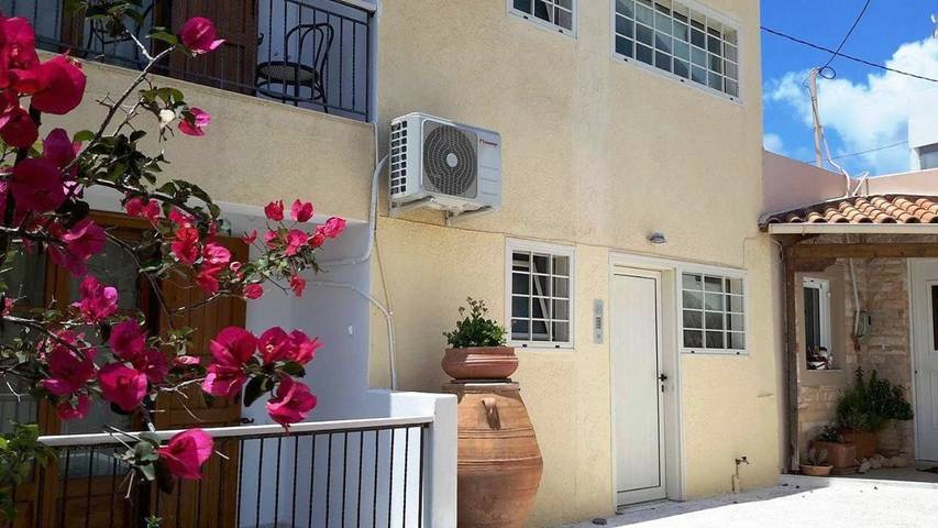 Gîte pour 4 personnes, avec Balcon ainsi que Terrasse et Jardin dans Palekastron - 2