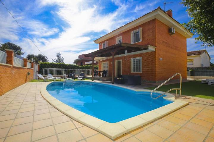 Chalet para 10 personas, con jardín además de terraza y piscina, Se admiten mascotas en Salou