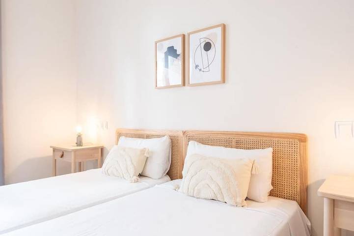 Entire apartment, Terrace, sun and local lifestyle in Gracia in Barcelona Centre, Barcelona