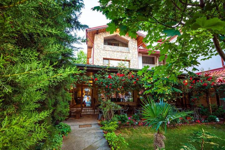Gîte pour 3 personnes, avec terrasse ainsi que jardin et vue dans Stara Zagora