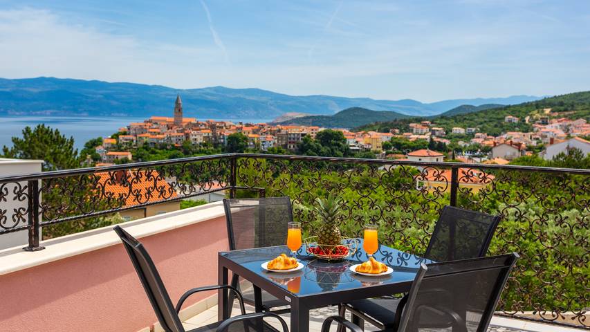 Villa pour 10 personnes, avec terrasse ainsi que jacuzzi et jardin à Vrbnik - 4