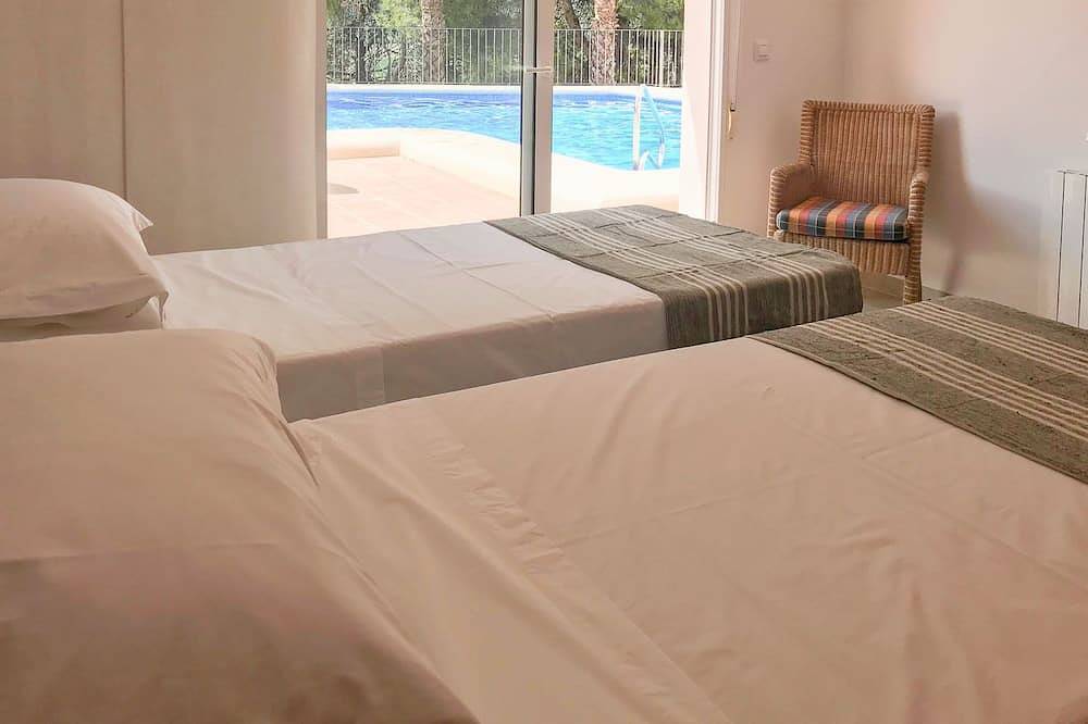 Large modern villa in quiet surroundings with large private pool. in Alcalalí, Costa Blanca