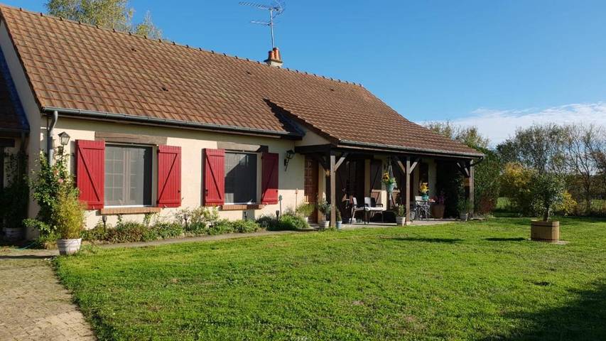 Location de vacances pour 6 personnes, avec piscine ainsi que vue et jardin à Ainay-le-Château - 2