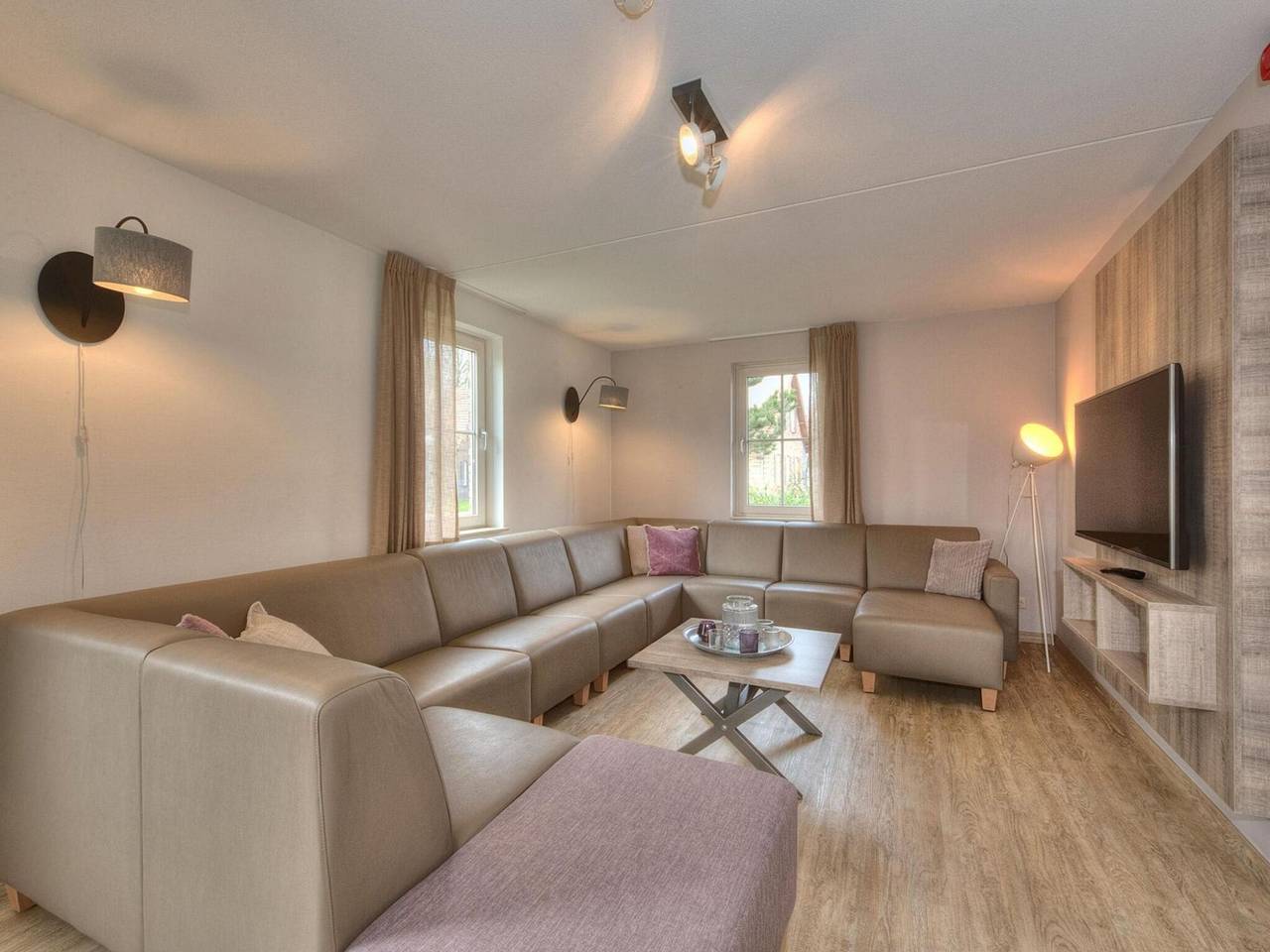 Luxurious villa with whirlpool and dishwasher near a reserve in Weert, Limburg (Niederlande)