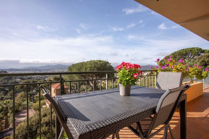 Location de vacances pour 4 personnes, avec balcon et jardin en Provence