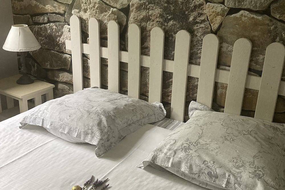 Gite isolé avec piscine privée pour deux personnes amoureux de la nature. in Curtil-Vergy, Région de Dijon