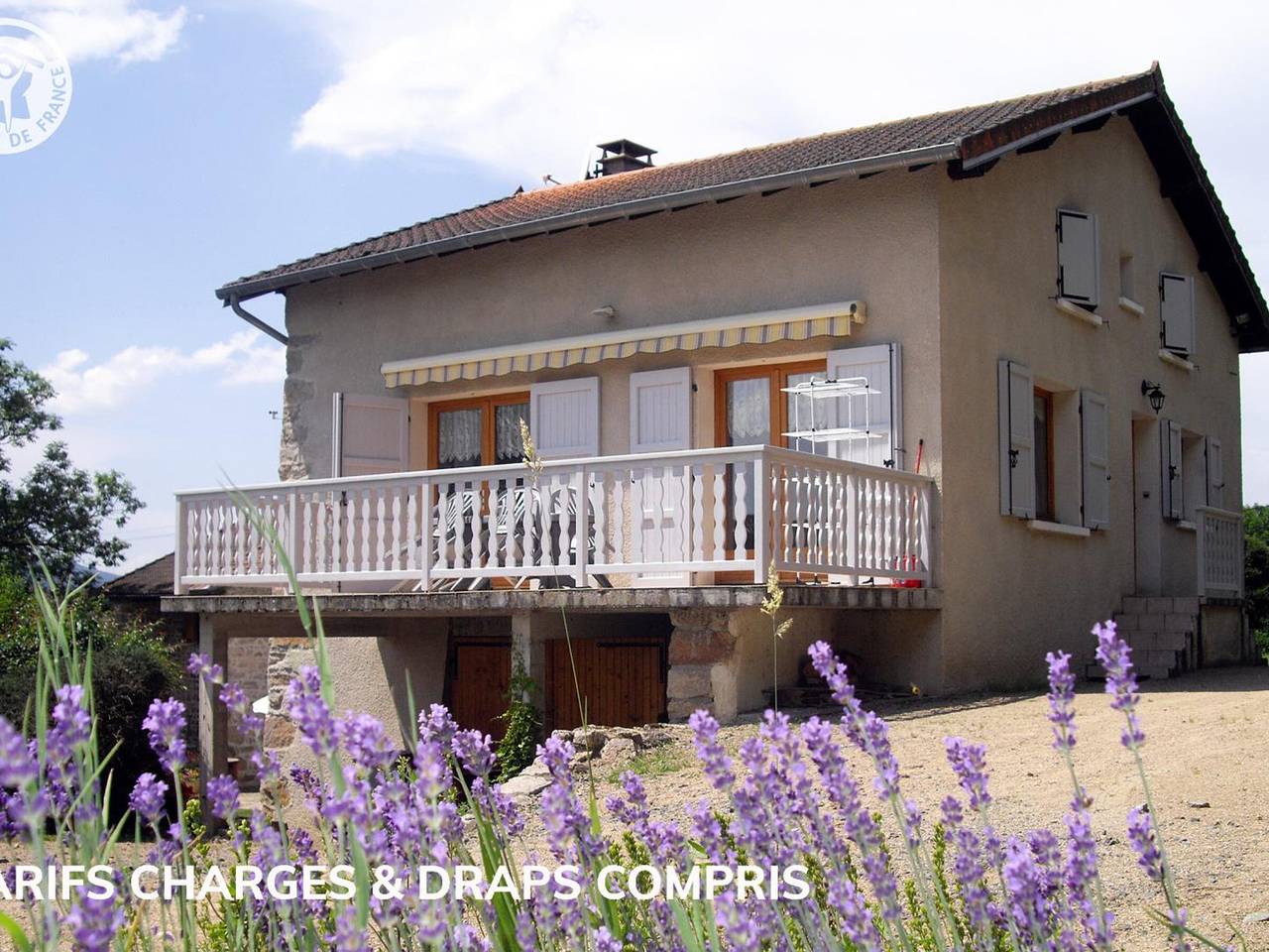 Gîte traditionnel avec terrasse et animaux acceptés in La Tuilière, Région de Roanne