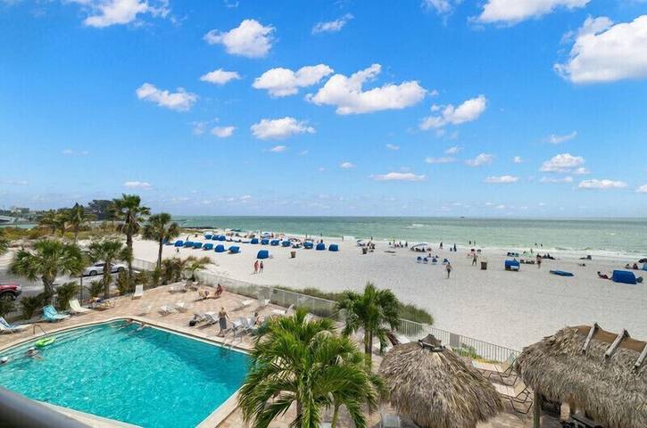 Vacation rental for 4 people, with pool and balcony in Madeira Beach