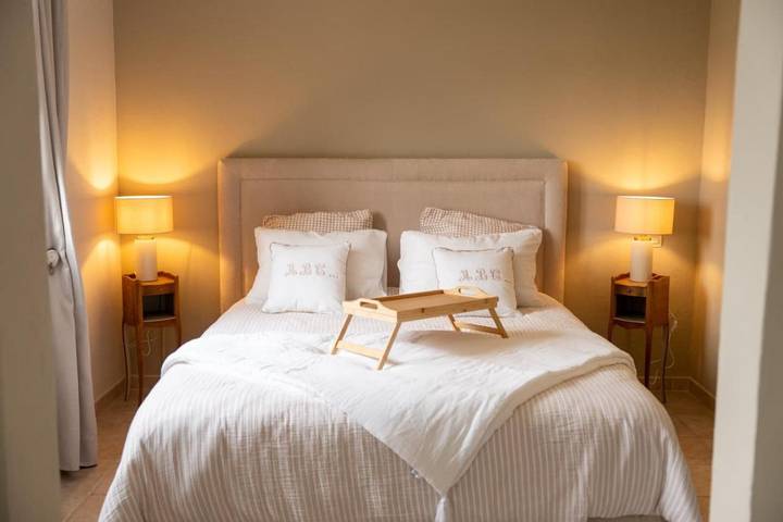 Chambre d’hôte pour 2 personnes, avec terrasse ainsi que piscine et jardin à Aurons