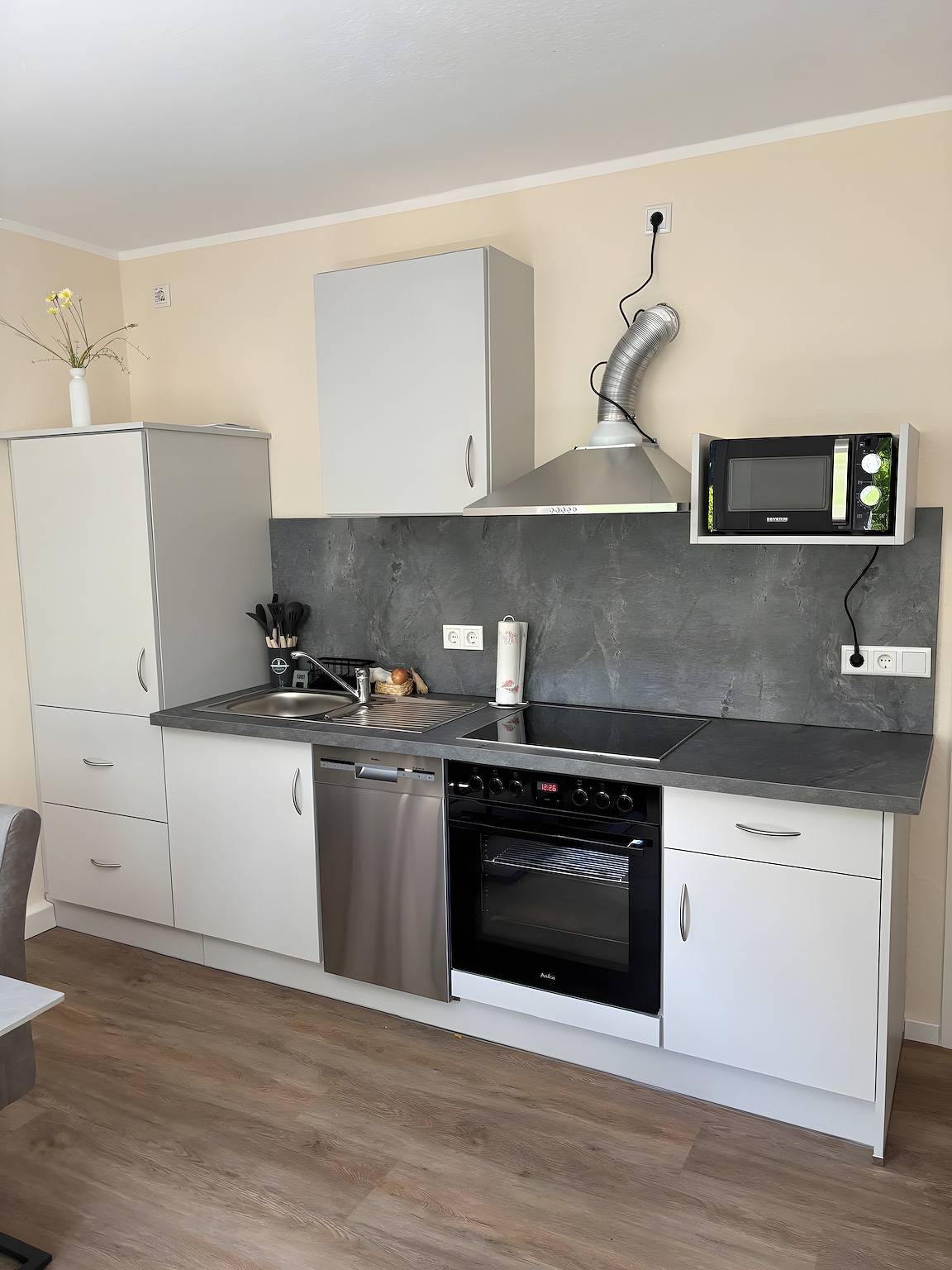 Entire apartment, Apartment 'Wohnung 3' with Shared Terrace, Shared Garden and Wi-Fi in Bad Karlshafen, Hessisches Bergland