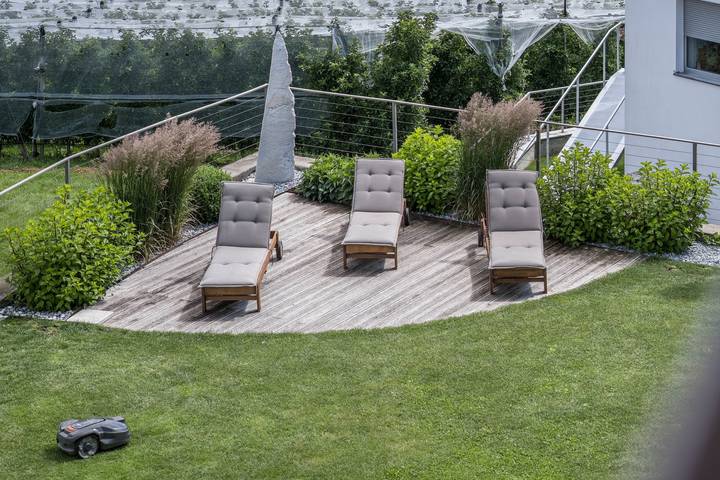 Entire apartment, Niedermaierhof Holiday Apartment 'Südseite' with Mountain View, Shared Garden and Wi-Fi in Latschinig - Lacinigo, Kastelbell-Tschars