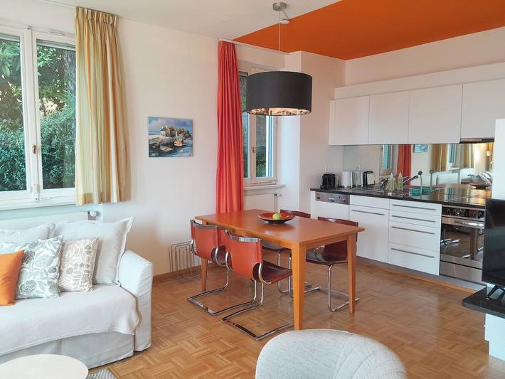 Ganze Wohnung, Gartenwohnung mit 180° Seesicht und schöner Aussensitzplatz in Locarno, Tessiner Alpen