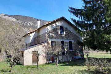 Maison de campagne pour 12 personnes, avec balcon et jardin à Vèbre