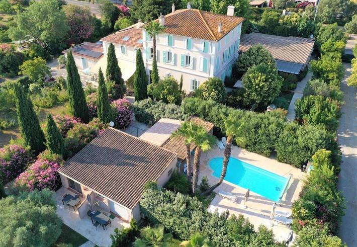 Chambre d’hôte pour 4 personnes, avec Terrasse et Jardin ainsi que Piscine et Vue