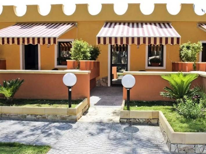 Ferienwohnung für 2 Personen, mit Balkon und Terrasse sowie Garten und Pool