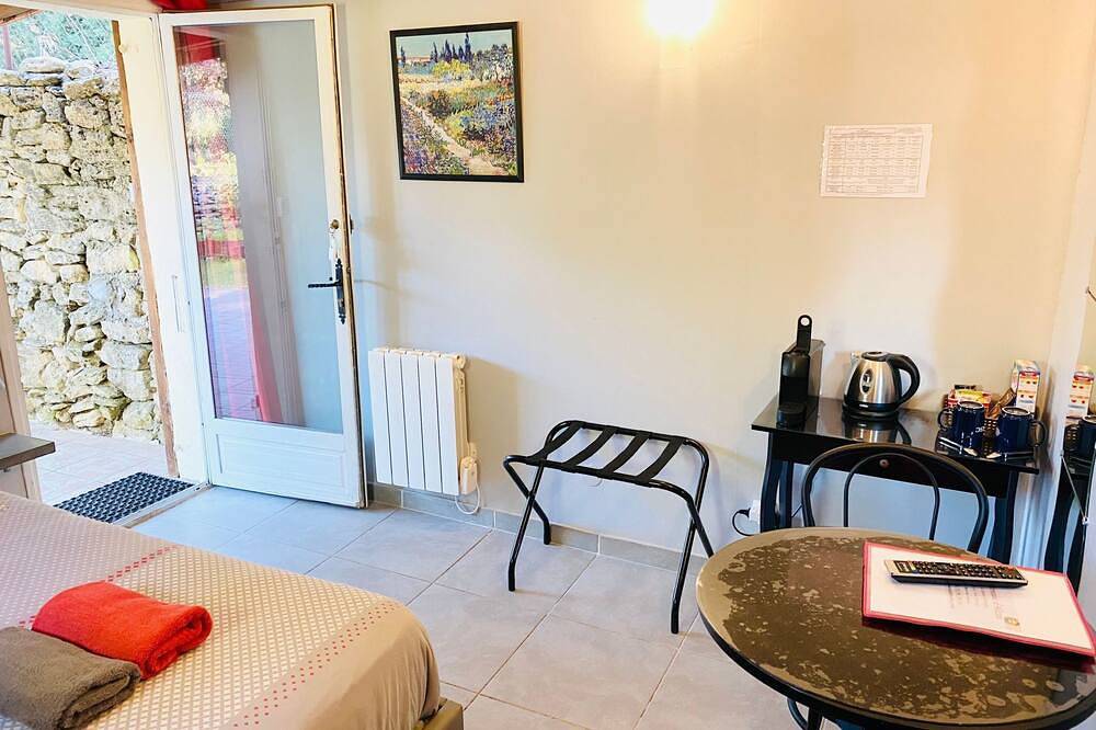 Studiowohnung mit Terrasse - Pool, Tennis, Bouleplatz in Grans, Côte méditerranéenne (France)