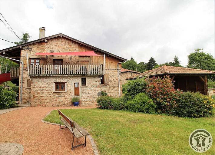 Gîte pour 9 personnes, avec Balcon et Terrasse ainsi que Jardin et Piscine à Poule-les-Écharmeaux