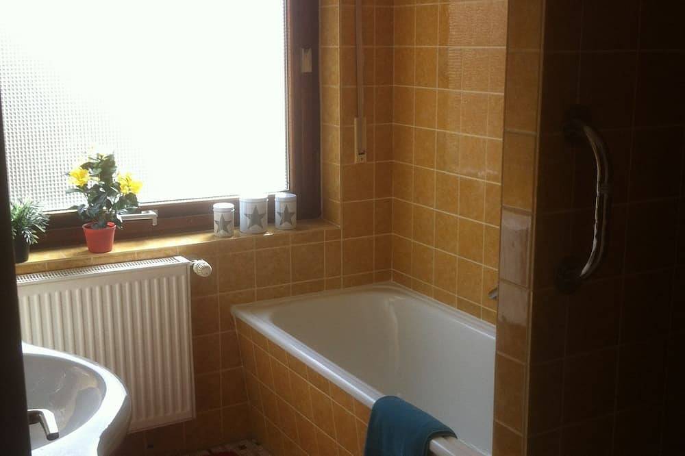 Ganze Wohnung, Sehr gut ausgestattete, große Ferienwohnung in ruhiger Gegend nah zum Rhein in Wallersheim, Koblenz
