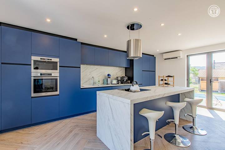 Gîte pour 8 personnes, avec jardin et piscine ainsi que jacuzzi et terrasse dans Saint-Jean-de-Vaux - 4