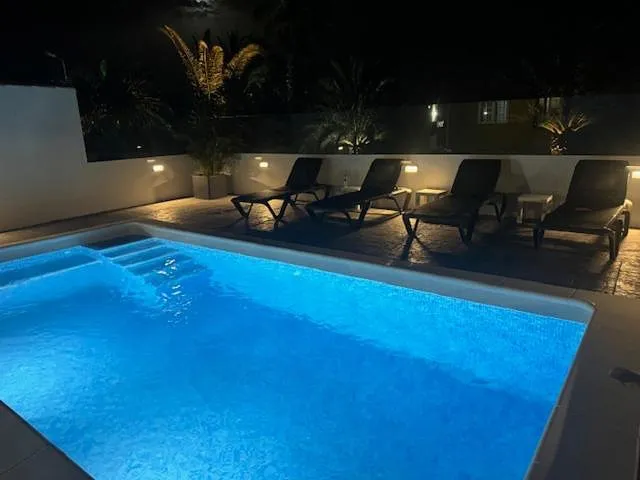 Chalet para 8 personas, con vistas además de jardín y piscina - 1