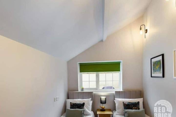 The Lodge at Pickford House Nec and B'Ham Airport in Coventry, Birmingham Area