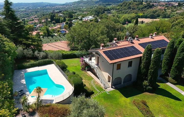 Villa per 8 persone, con Balcone e Idromassaggio nonché Terrazza e Giardino a Padenghe sul Garda