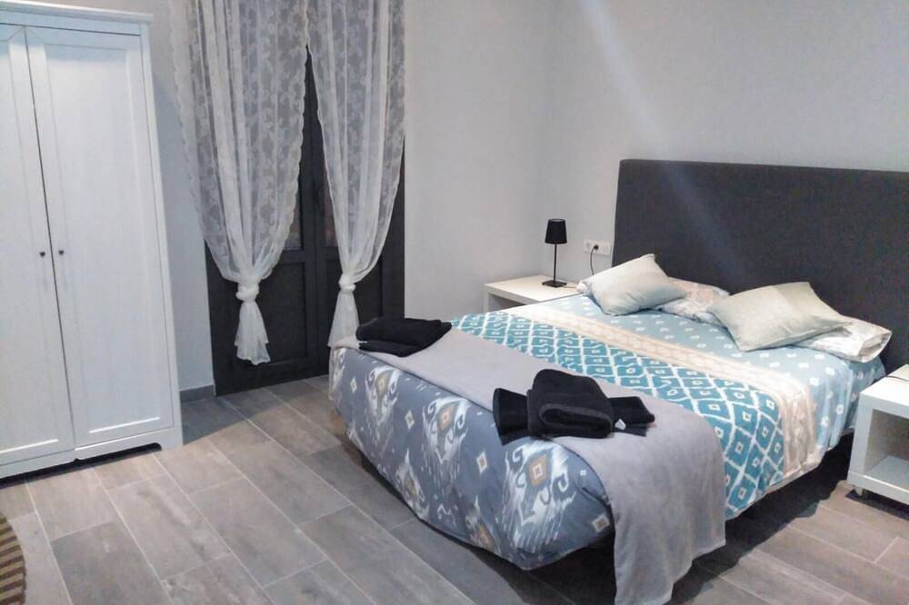 Apartamento Con Terraza Grande by Bossh! in Barcelona Zentrum, Barcelona