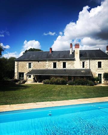 Maison d’hôte pour 6 personnes, avec vue et terrasse ainsi que jardin et piscine à Chartrené