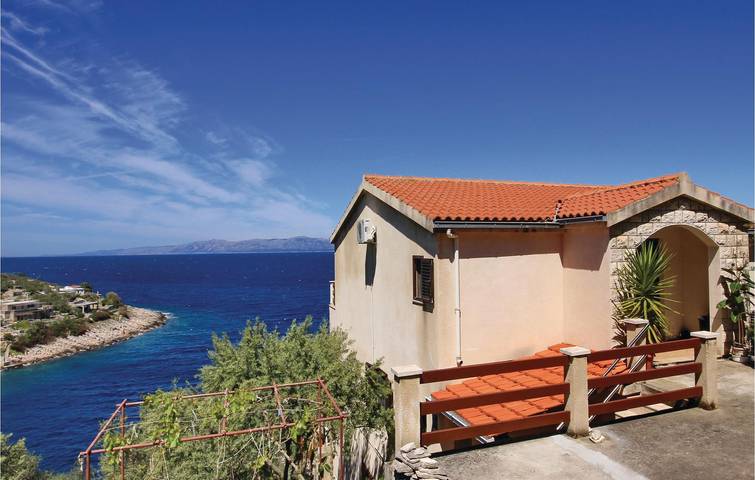 Apartamento vacacional entero, Acogedor apartamento con terraza, WiFi y aparcamiento, a 100 m de la costa. in Blato, Korcula