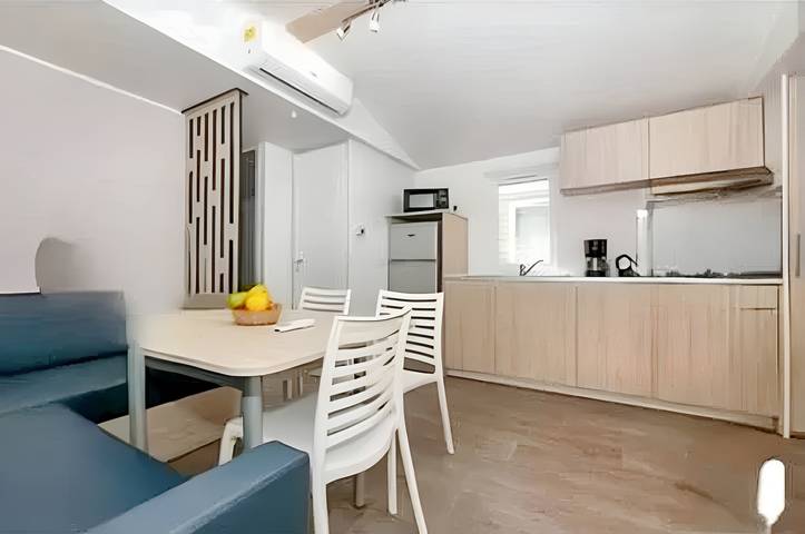 Location de vacances pour 6 personnes, avec piscine et terrasse à Nans-les-Pins - 2