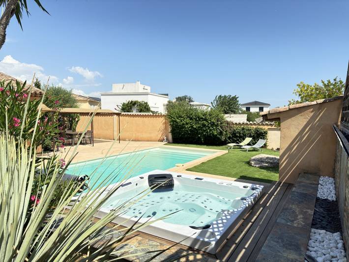 Gîte pour 4 personnes, avec piscine ainsi que jacuzzi et jardin
