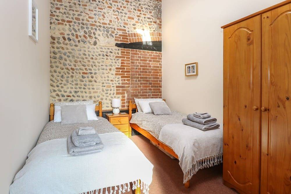 Hitchens Cottage, pet friendly in Happisburgh, East Anglia in Happisburgh, Norfolk