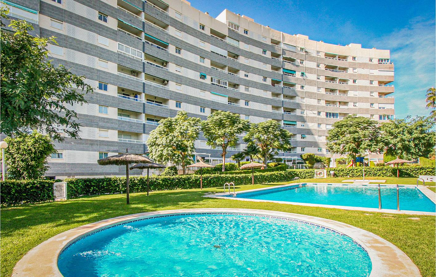 Appartement de vacances entier, Appartement confortable au bord de la mer avec climatisation, parking, piscine et terrasse in Platja de l'Horta-Mutxavista (San Juan Playa), El Campello