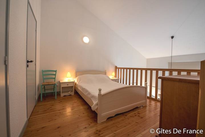 Gîte pour 3 personnes, avec jardin à Sermentizon