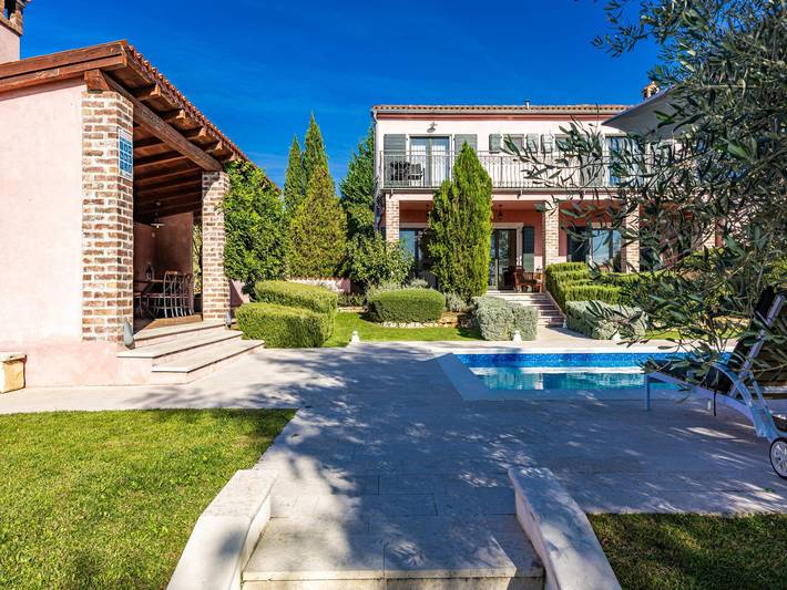 Ferienhaus für 8 Personen, mit Pool und Balkon sowie Garten, kinderfreundlich